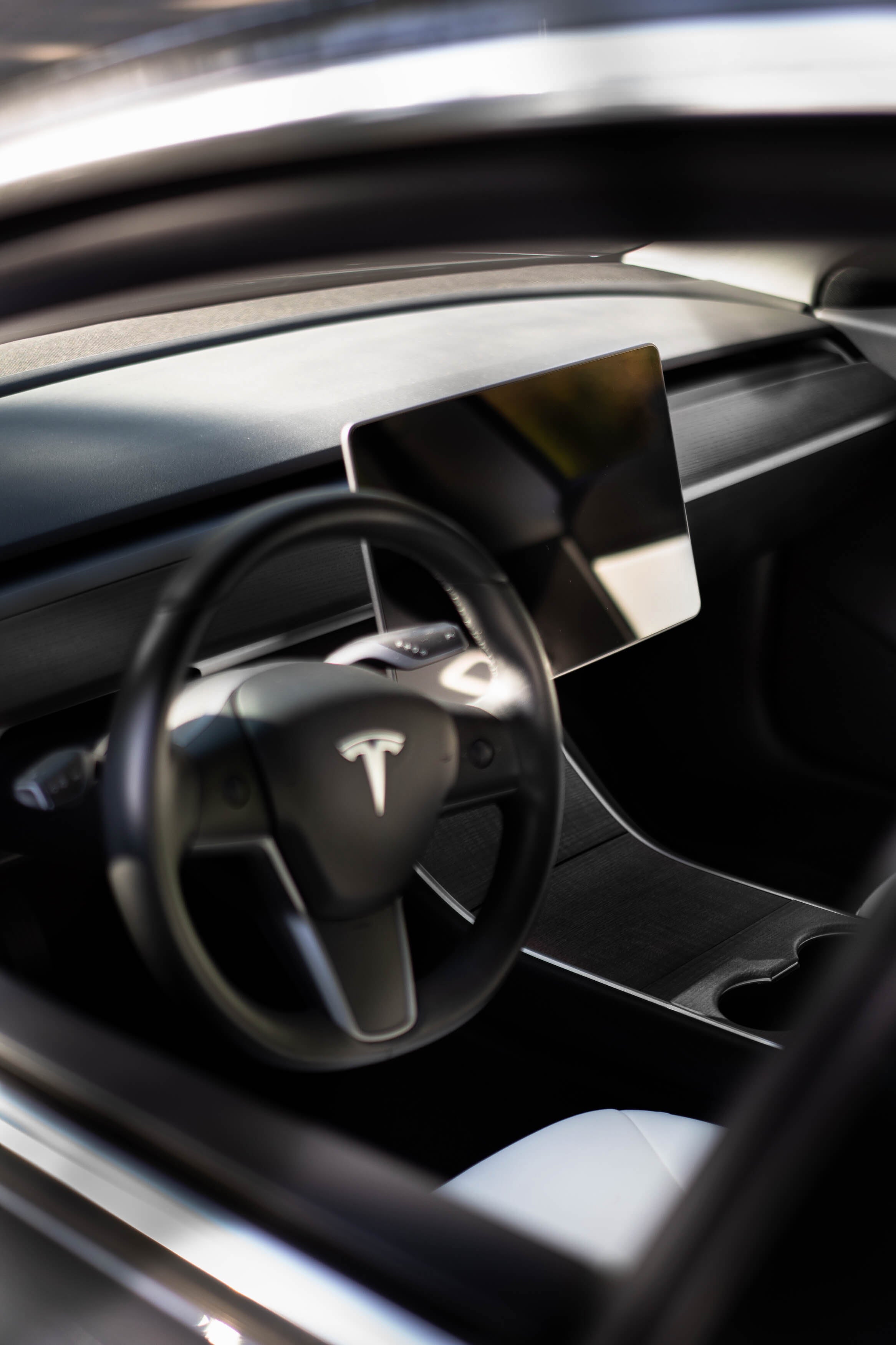 Console centrale de voiture Tesla avec écran en bois, décoration